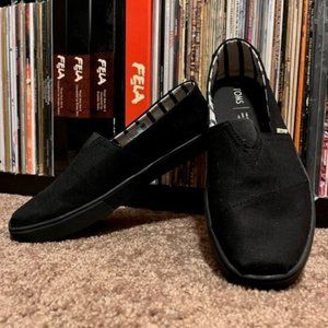 Black TOMS
